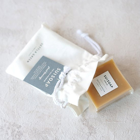 A premium hand-made facial soap containing brown sugar and calendula oil, which have excellent moisturizing power.